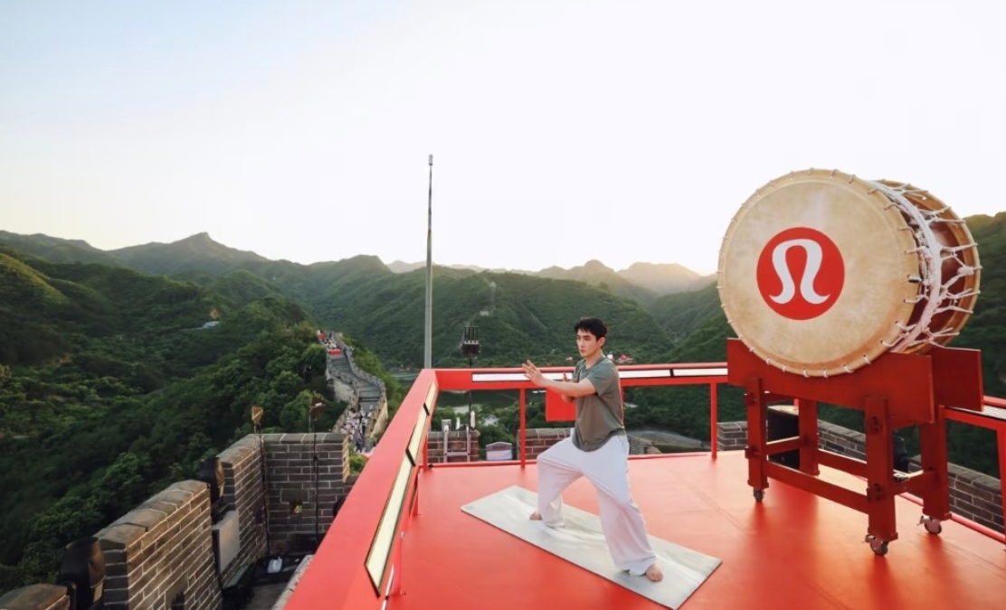 運動品牌Lululemon上月在北京黃花城水長城舉辦大型瑜伽嘉年華活動,期間品牌大使、內地演員朱一龍參與擊鼓表演。(網上圖片)