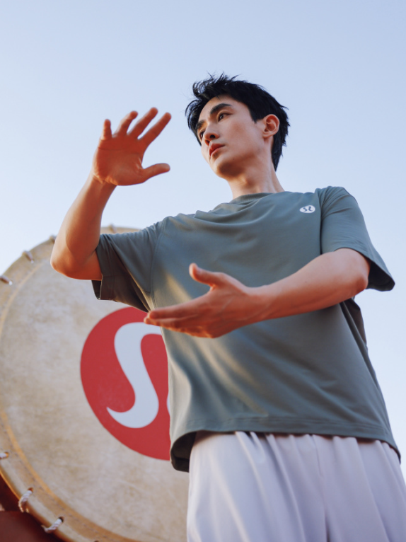 運動品牌Lululemon上月在北京黃花城水長城舉辦大型瑜伽嘉年華活動,期間品牌大使、內地演員朱一龍參與擊鼓表演。(網上圖片)