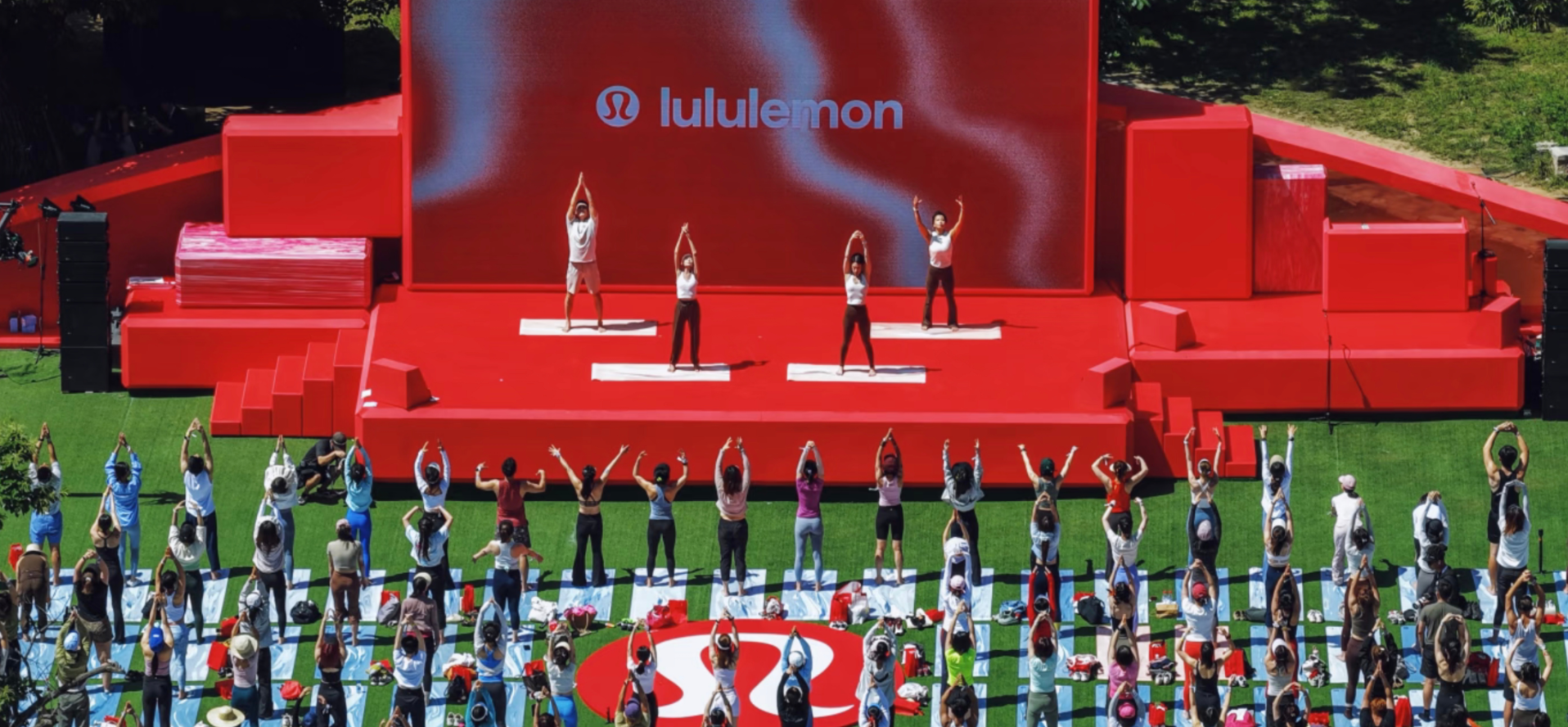 運動品牌Lululemon上月在北京黃花城水長城舉辦大型瑜伽嘉年華活動,期間品牌大使、內地演員朱一龍參與擊鼓表演。(網上圖片)