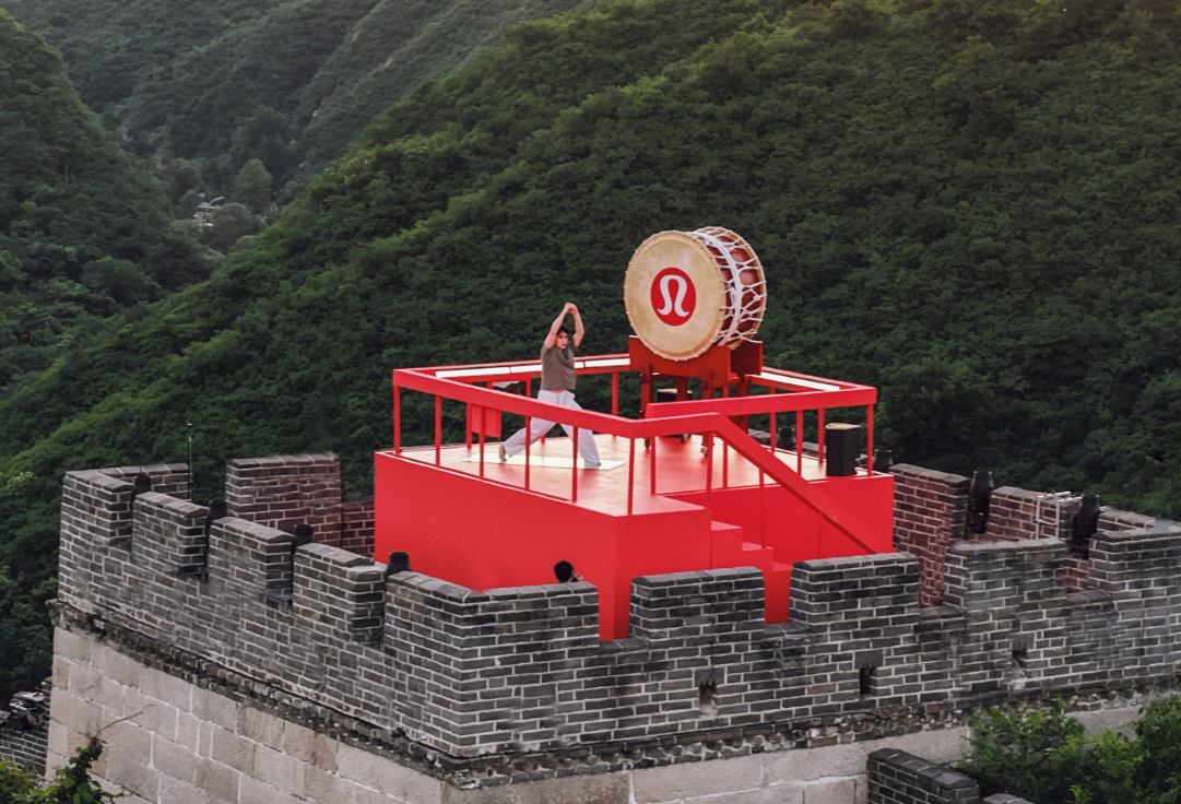 運動品牌Lululemon上月在北京黃花城水長城舉辦大型瑜伽嘉年華活動,期間品牌大使、內地演員朱一龍參與擊鼓表演。(網上圖片)