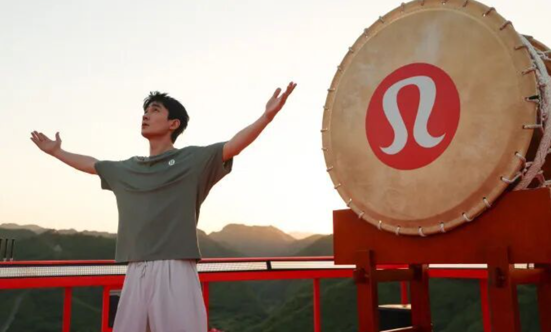 運動品牌Lululemon上月在北京黃花城水長城舉辦大型瑜伽嘉年華活動,期間品牌大使、內地演員朱一龍參與擊鼓表演。(網上圖片)