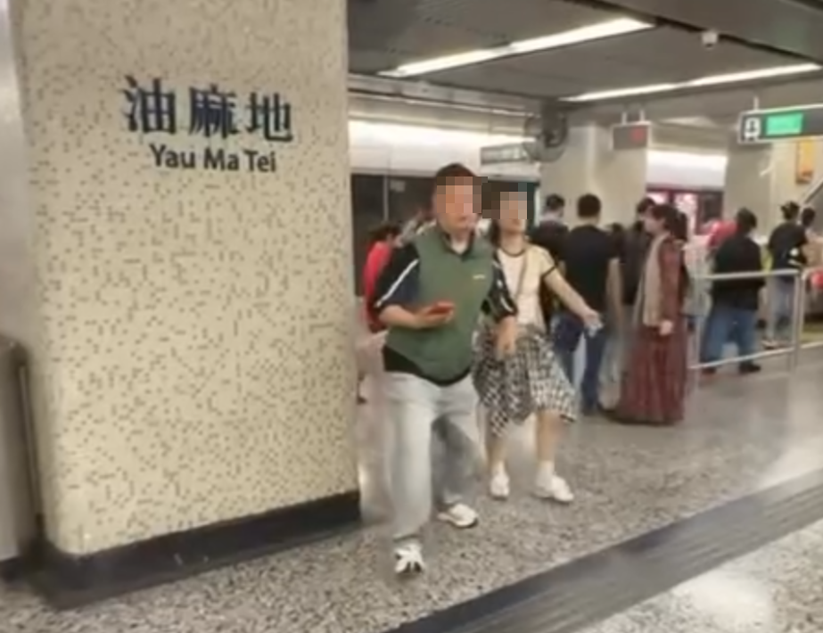 港鐵油麻地站有一家四口欲衝入車廂,結果只有帶頭男子「闖關」,女子拖着小朋友踏入車廂時幾乎被車門夾,女子即時向後退出車廂,小朋友被拉走及被手肘擊中跌在地上。(Threads)