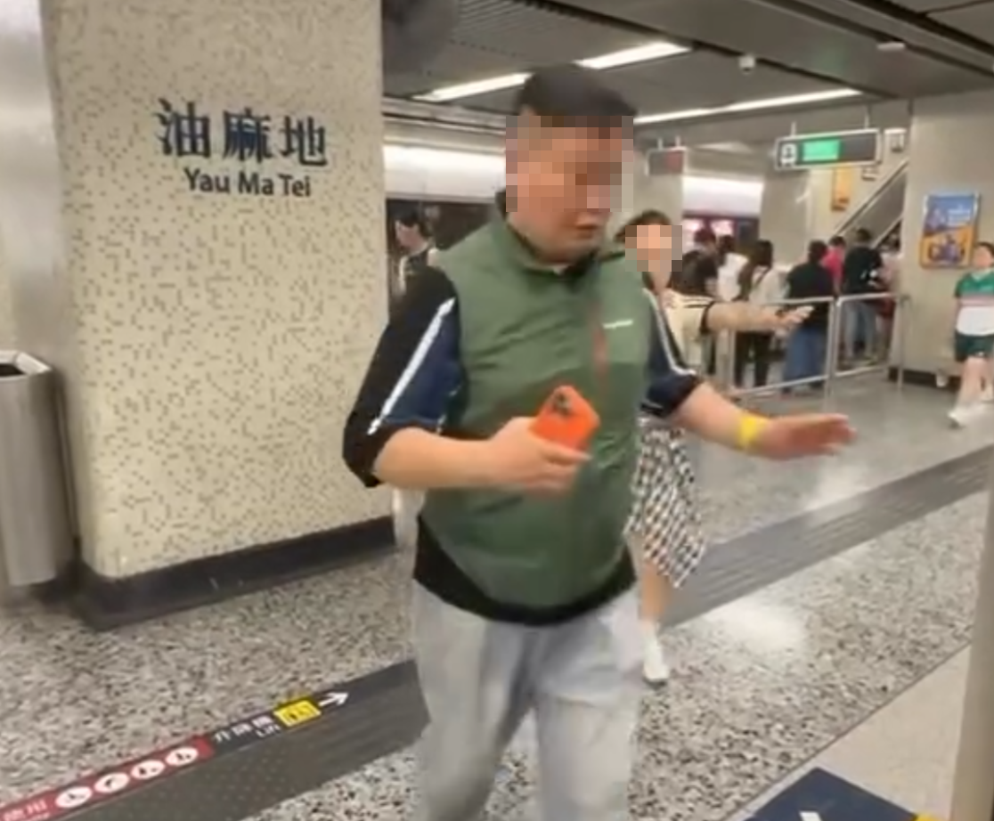 港鐵油麻地站有一家四口欲衝入車廂,結果只有帶頭男子「闖關」,女子拖着小朋友踏入車廂時幾乎被車門夾,女子即時向後退出車廂,小朋友被拉走及被手肘擊中跌在地上。(Threads)