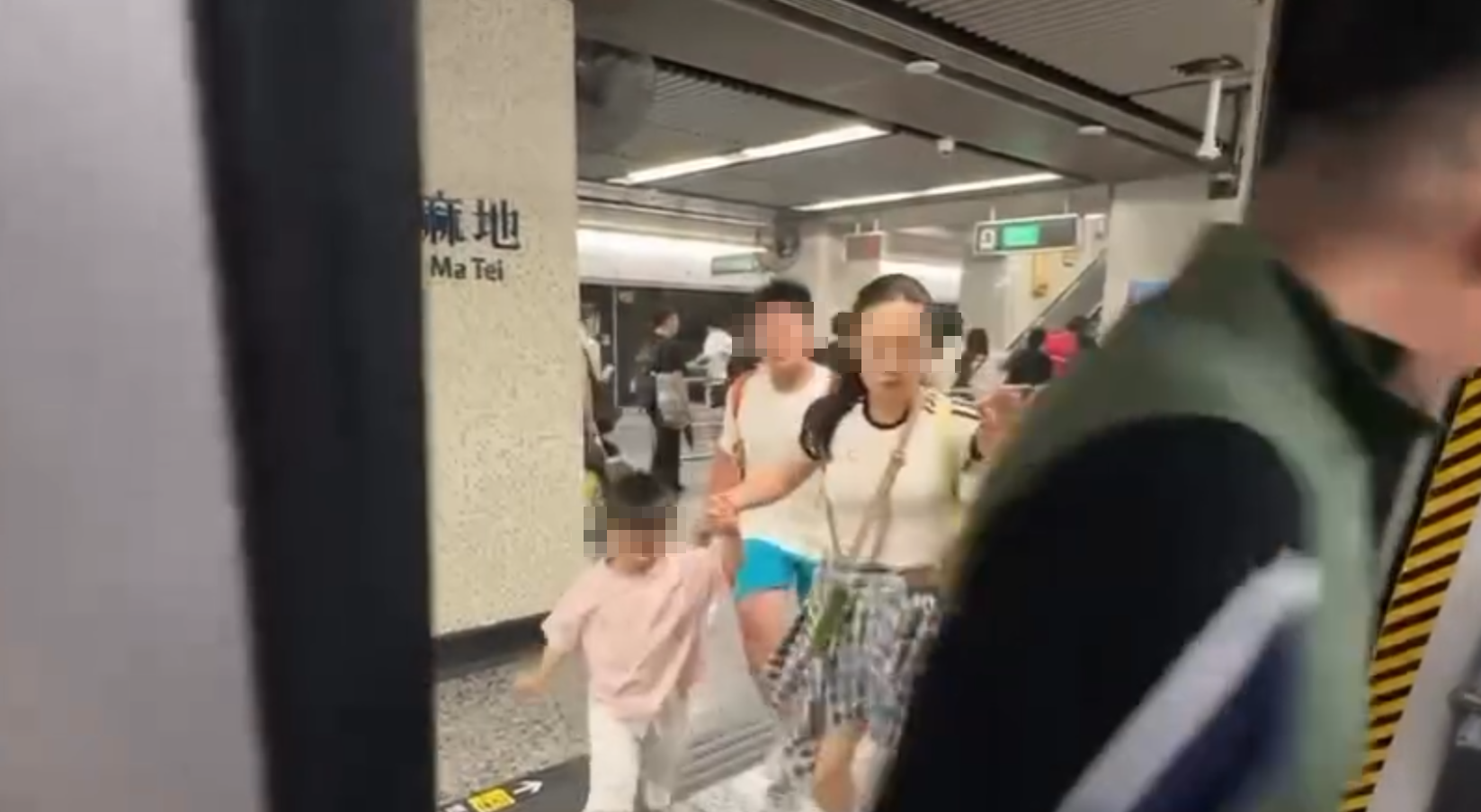 港鐵油麻地站有一家四口欲衝入車廂,結果只有帶頭男子「闖關」,女子拖着小朋友踏入車廂時幾乎被車門夾,女子即時向後退出車廂,小朋友被拉走及被手肘擊中跌在地上。(Threads)
