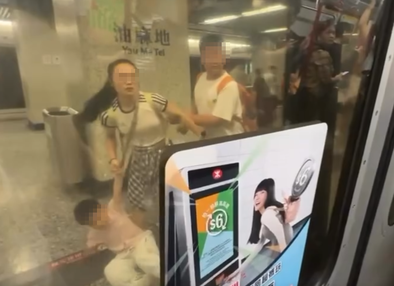 港鐵油麻地站有一家四口欲衝入車廂,結果只有帶頭男子「闖關」,女子拖着小朋友踏入車廂時幾乎被車門夾,女子即時向後退出車廂,小朋友被拉走及被手肘擊中跌在地上。(Threads)