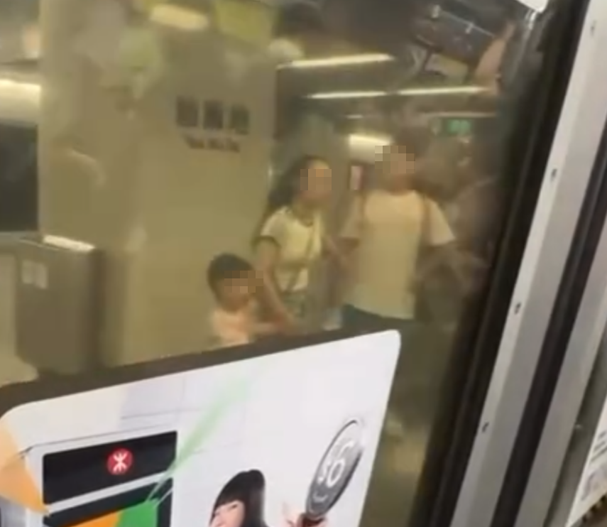 港鐵油麻地站有一家四口欲衝入車廂,結果只有帶頭男子「闖關」,女子拖着小朋友踏入車廂時幾乎被車門夾,女子即時向後退出車廂,小朋友被拉走及被手肘擊中跌在地上。(Threads)