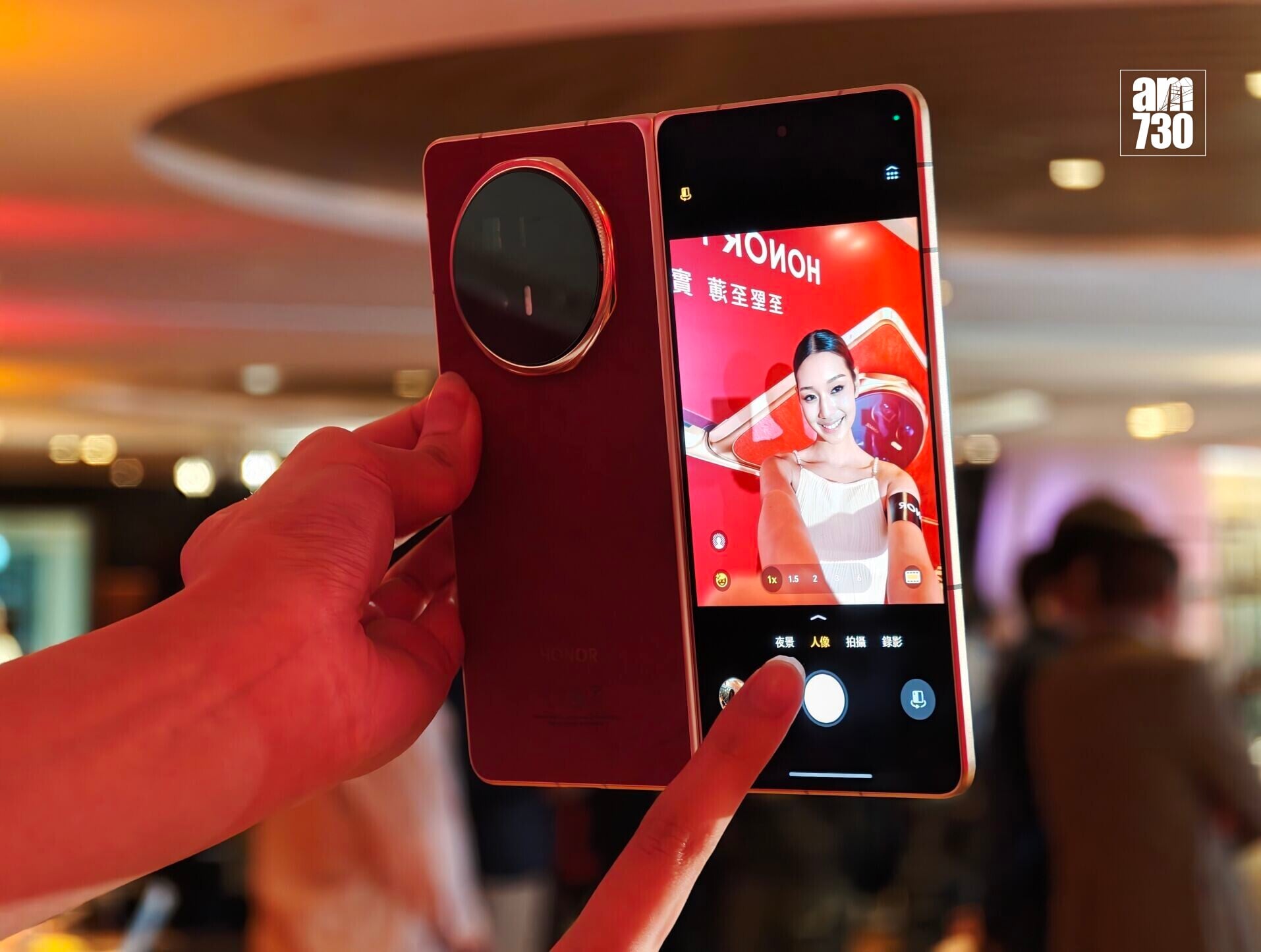 HONOR Magic V6最適合用外屏自拍。