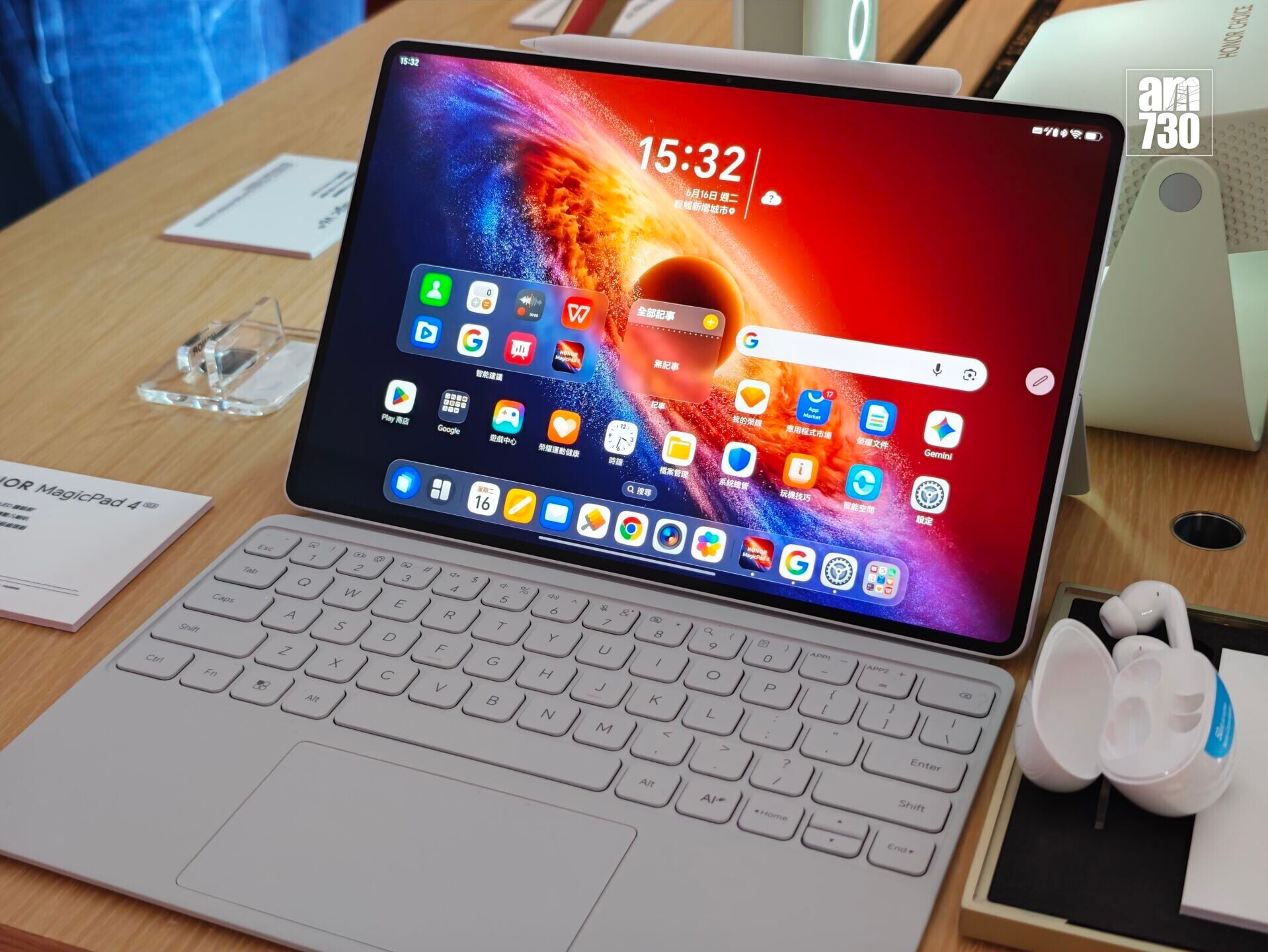 HONOR MagicPad4平板一樣超輕薄。