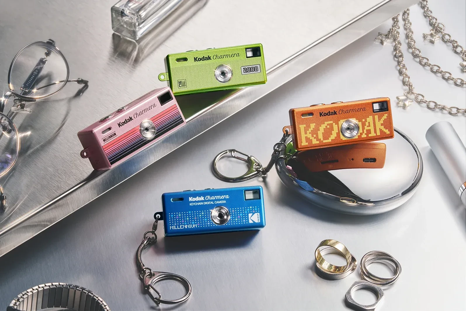 Kodak Charmera千禧版銀色鏡頭更有CCD感。