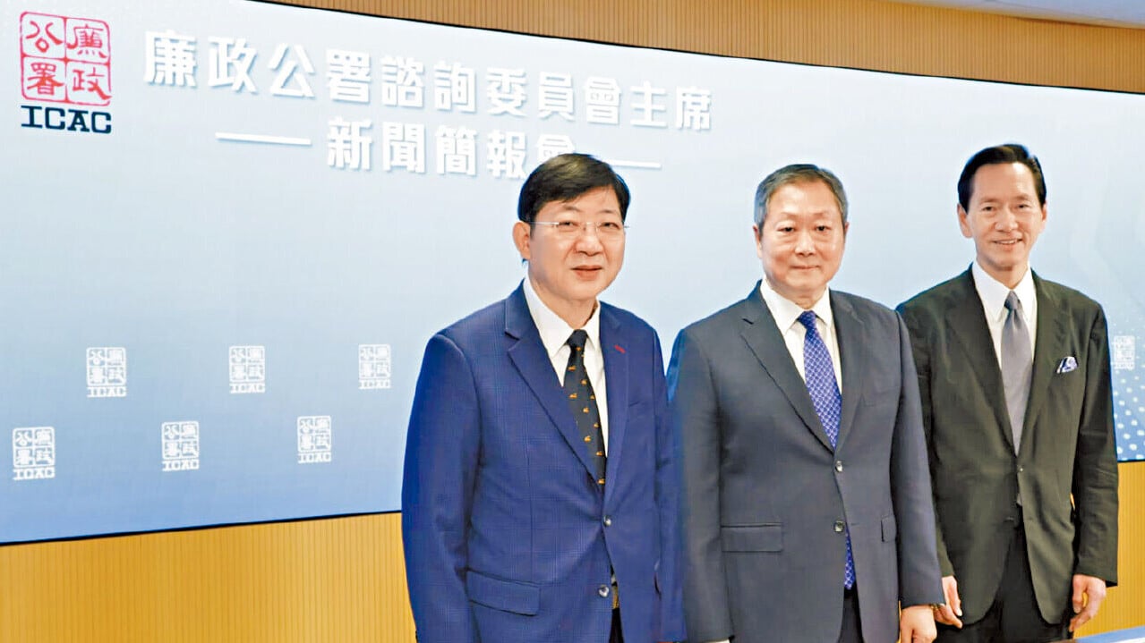 左起：社區關係市民諮詢委員會主席何順文、黃天祐和陳智思介紹去年工作。(吳康琦攝)