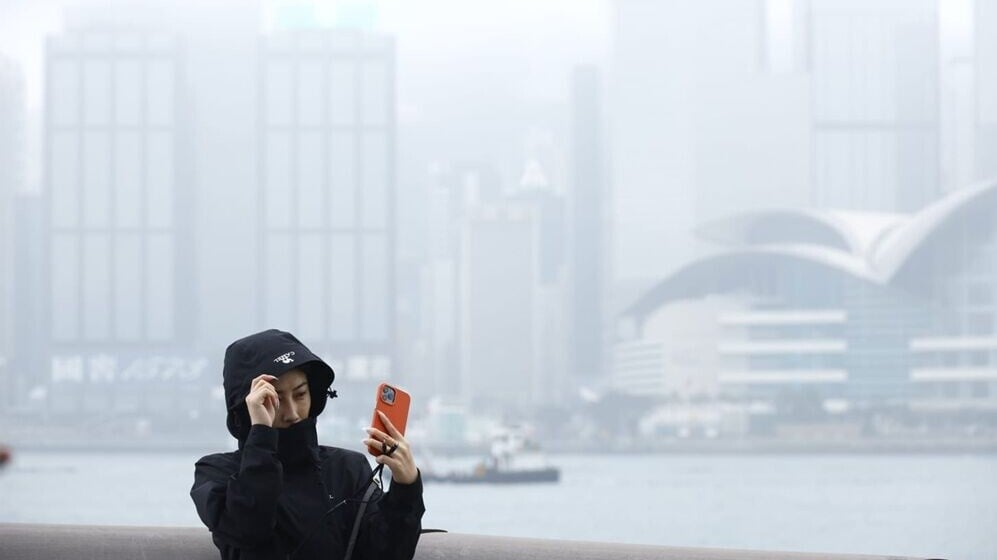 雷暴警告生效，今日間中有驟雨及狂風雷暴。(資料圖片)
