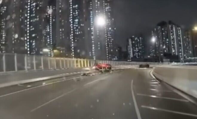 的士撞向石壆,打了最少5個筋斗,期間有人被拋出車外。(FB/車cam L(香港群組))