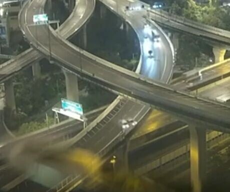 客貨車駛至海麗邨對開一個彎位時,失控越過左線並與一輛的士相撞。(FB/車cam L(香港群組))