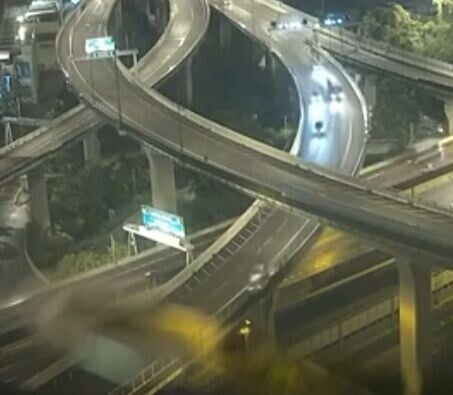 客貨車駛至海麗邨對開一個彎位時,失控越過左線並與一輛的士相撞。(FB/車cam L(香港群組))