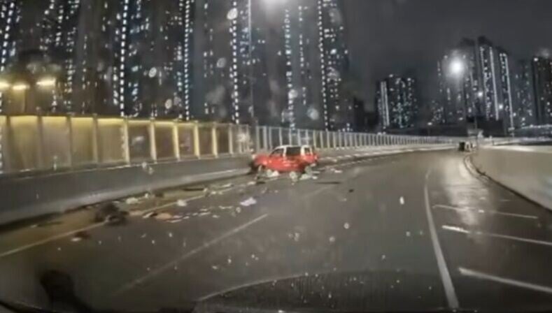 的士撞向石壆,打了最少5個筋斗,期間有人被拋出車外。(FB/車cam L(香港群組))