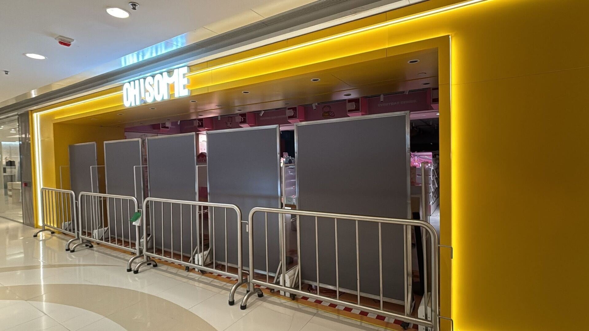 風靡東南亞的潮流零售店「OH!SOME」將軍澳新都城中心二期店,店內近乎清空及被圍封,懷疑已結業。(西貢將軍澳討論區FB)