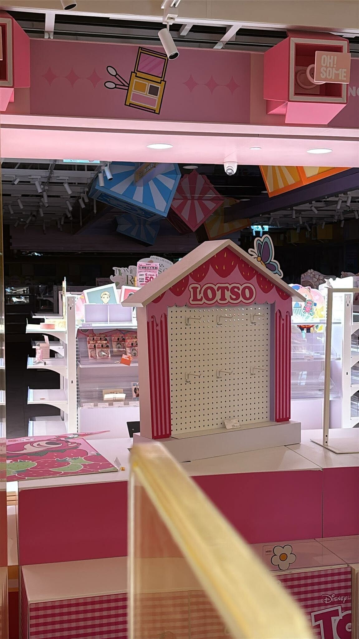 風靡東南亞的潮流零售店「OH!SOME」將軍澳新都城中心二期店,店內近乎清空及被圍封,懷疑已結業。(西貢將軍澳討論區FB)