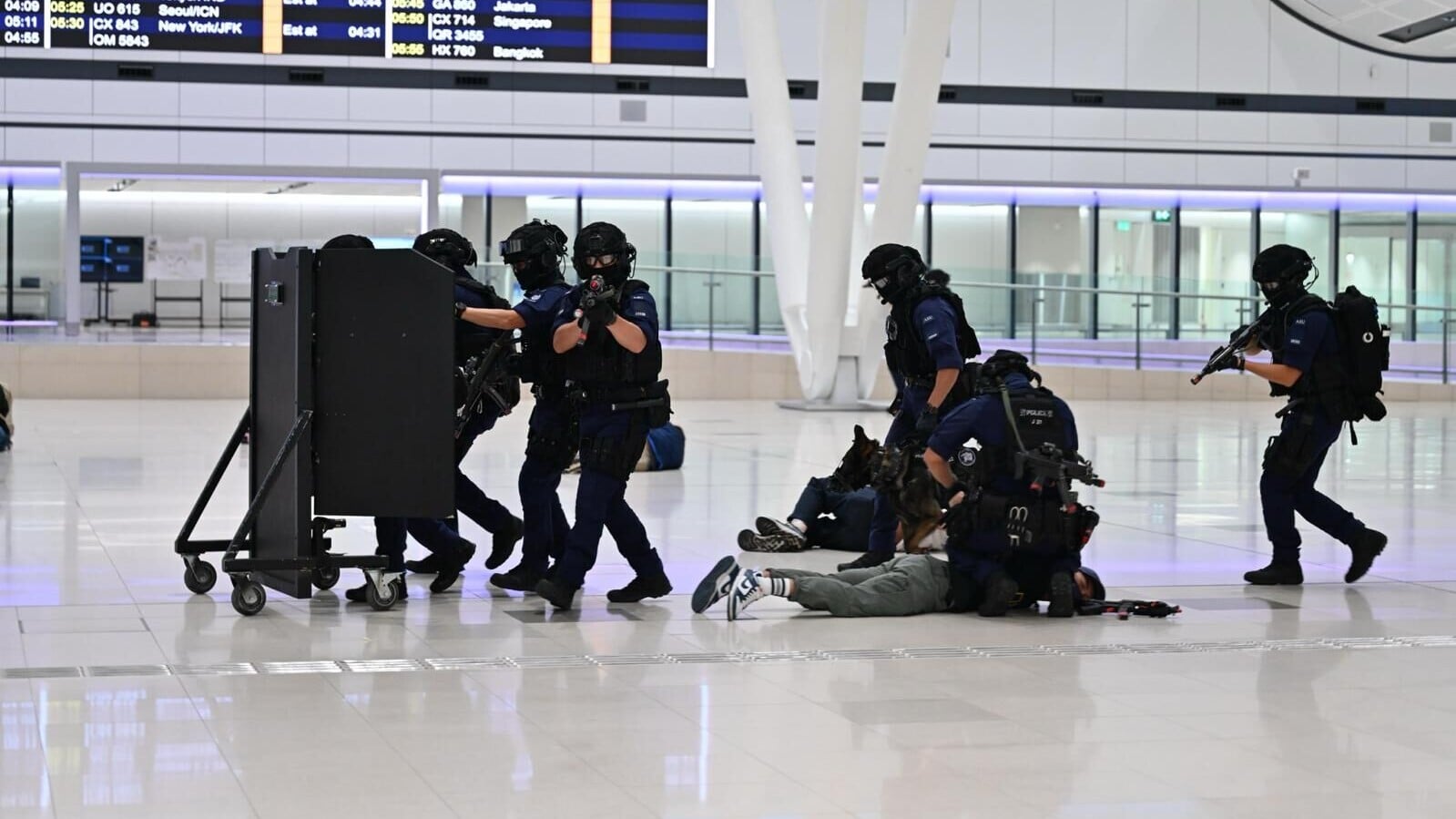 圖示機場特警組人員制服恐怖分子。