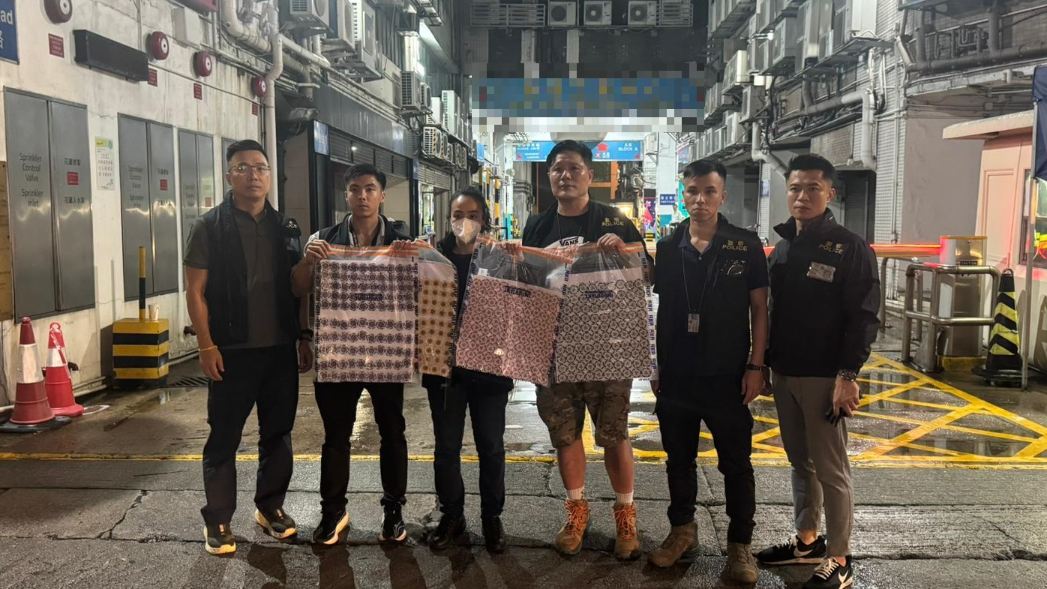 深水埗警區於長沙灣青山道一工業大廈搗破一個懷疑德州撲克地下賭場，拘捕共62男10女(警方圖片)