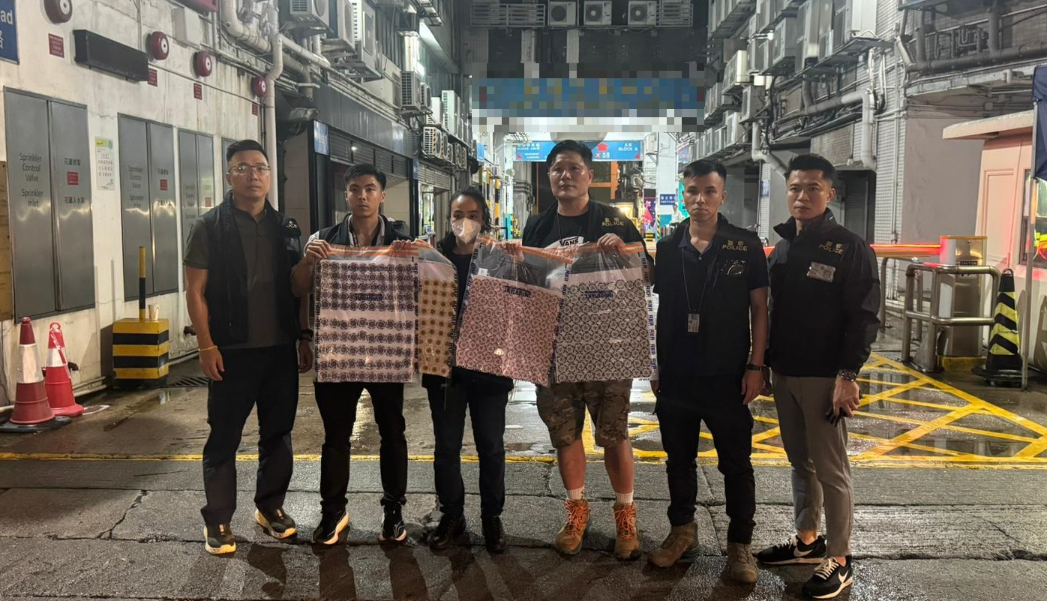 深水埗警區於長沙灣青山道一工業大廈搗破一個懷疑德州撲克地下賭場,拘捕共62男10女(警方圖片)