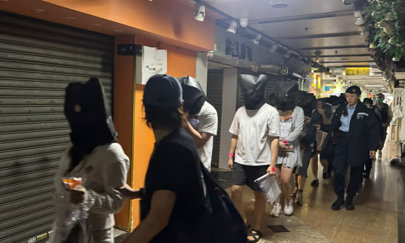 深水埗警區於長沙灣青山道一工業大廈搗破一個懷疑德州撲克地下賭場,拘捕共62男10女(警方圖片)