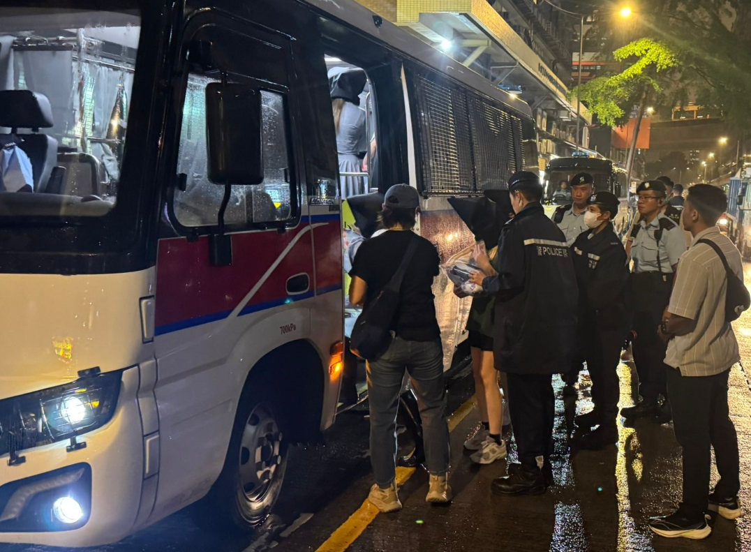深水埗警區於長沙灣青山道一工業大廈搗破一個懷疑德州撲克地下賭場,拘捕共62男10女(警方圖片)
