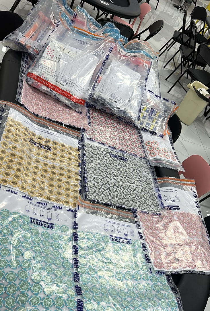 深水埗警區於長沙灣青山道一工業大廈搗破一個懷疑德州撲克地下賭場,拘捕共62男10女(警方圖片)