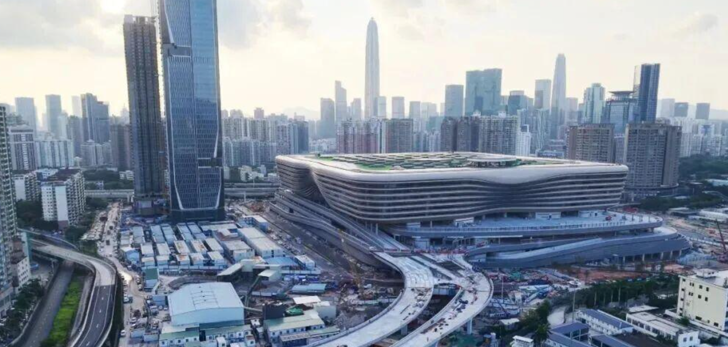 新皇崗口岸預計7月正式啟用,主體大樓已經完工,各類通關設備正在調試中。(深圳新聞網)