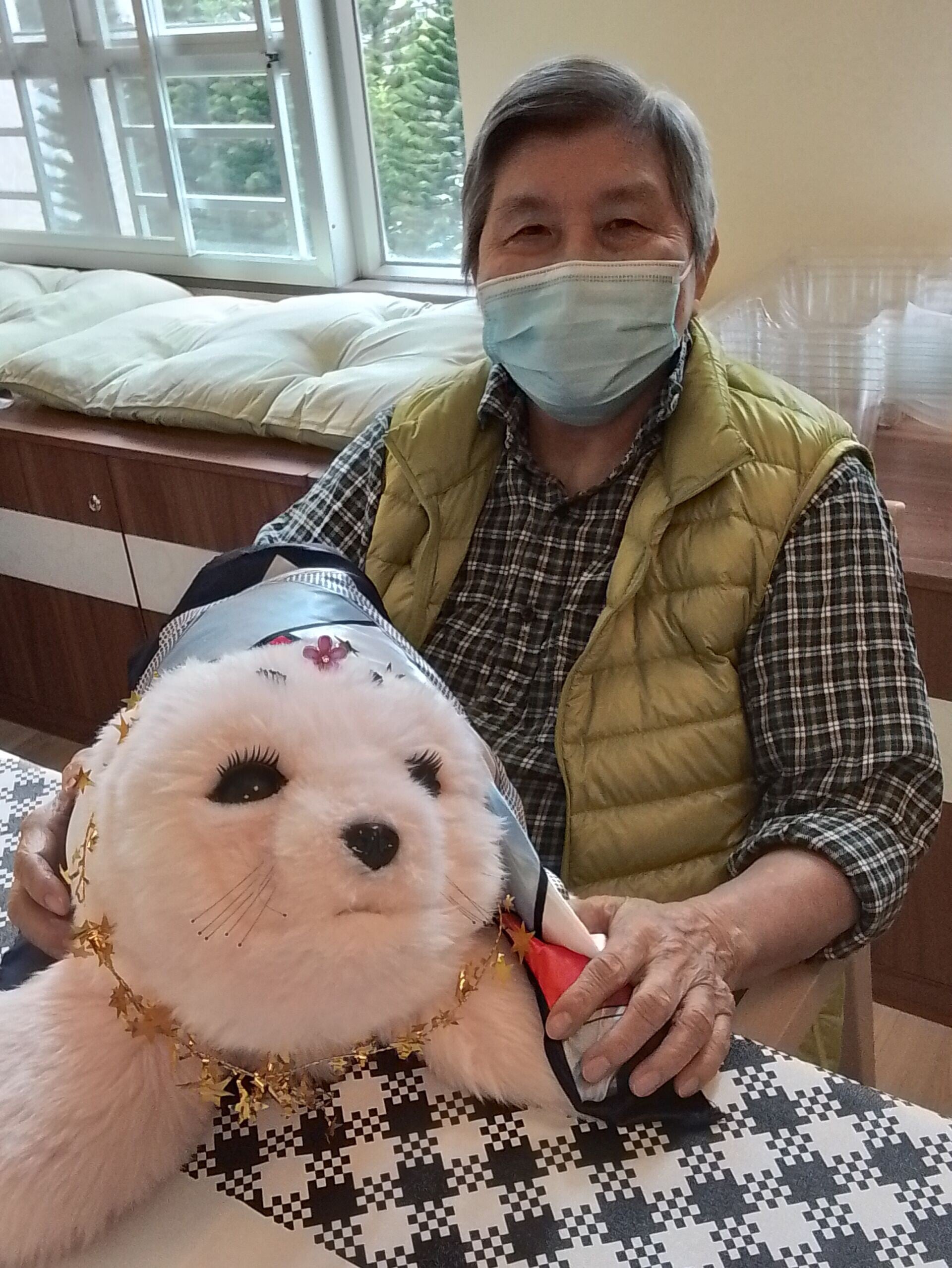 PARO智能小海豹陪伴院友歡度佳節。