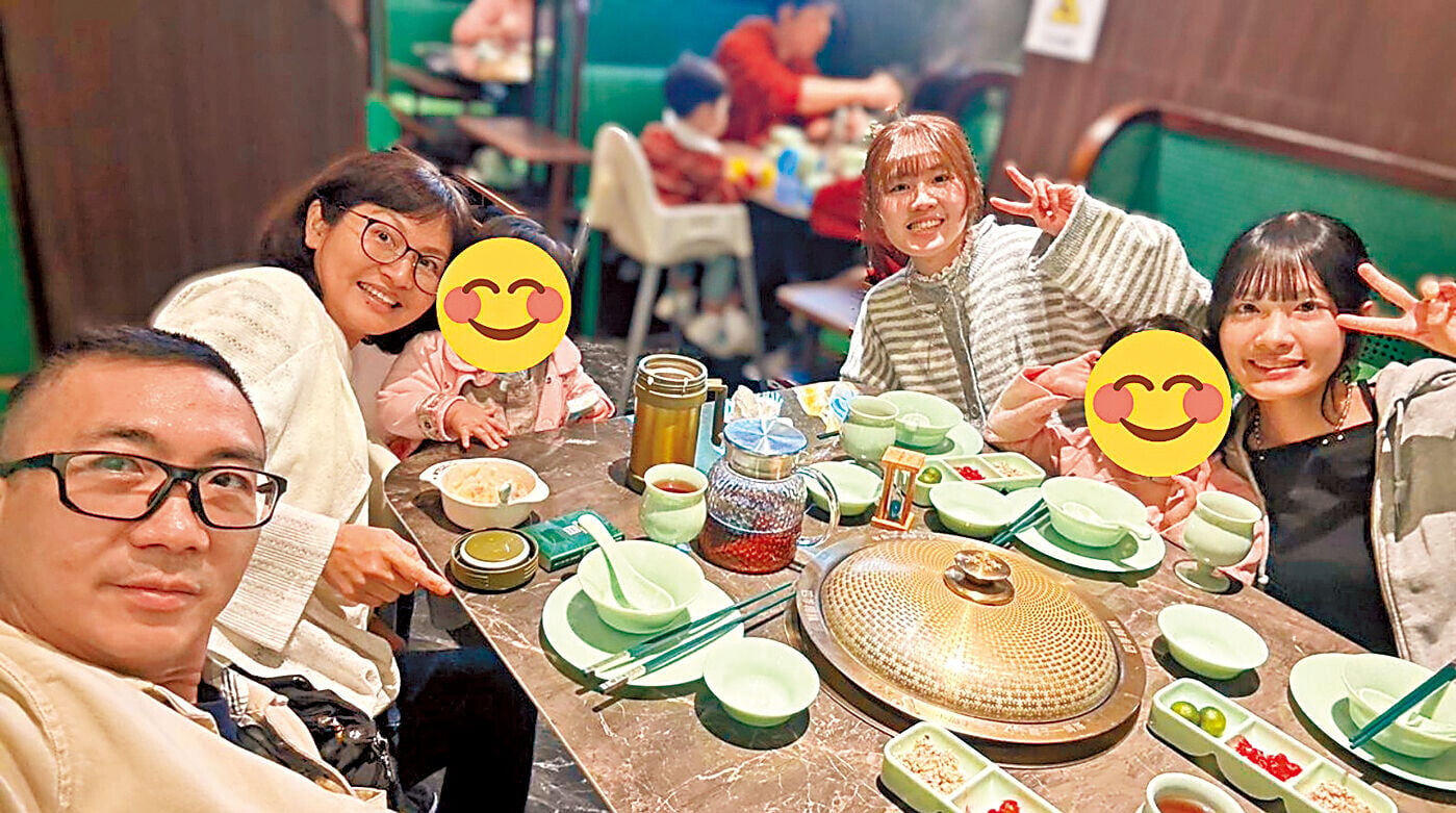 Sidney爸爸一家四口全家化身「BB控」一同悉心照顧。(受訪者提供)