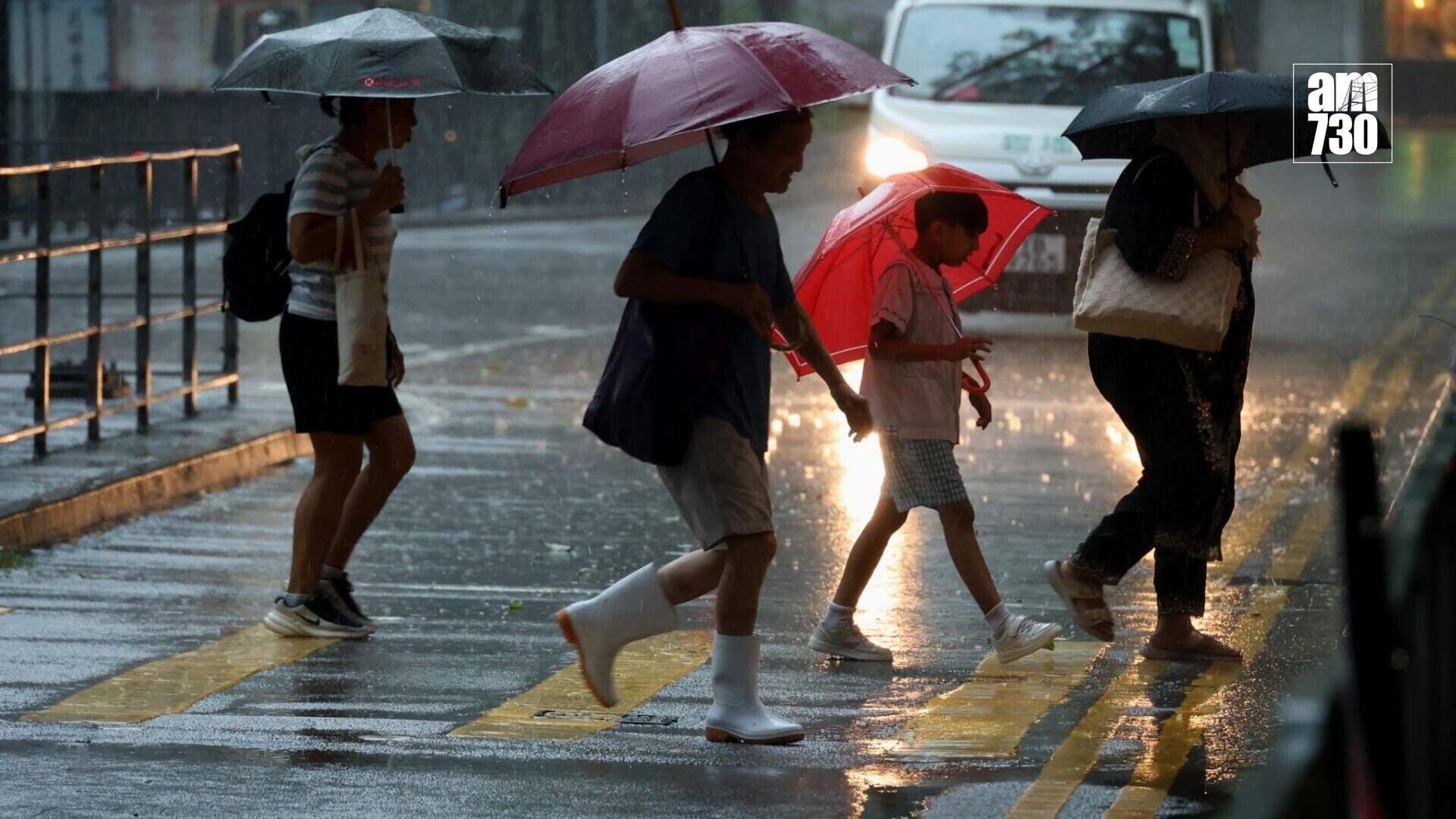 天文台發出黑雨警告，下午校學生停課。(林俊源攝)