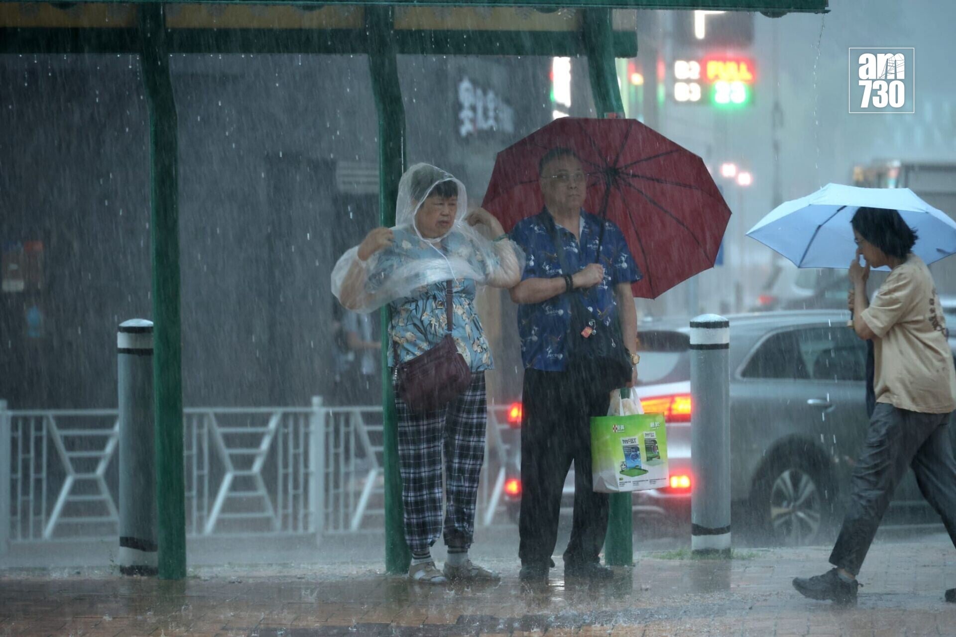 天文台周四(18日)一日內兩度發生黑色暴雨警告信號。(林俊源攝)