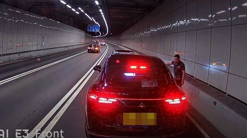 車Cam直擊，灣仔繞道私家車特意停低落車理論，網民促警方及隧道公司跟進。(FB/車cam L（香港群組）)