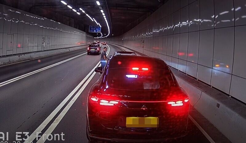 網民:依家啲人真係黐X線,係咪遇到殺父仇人。(FB/車cam L(香港群組))