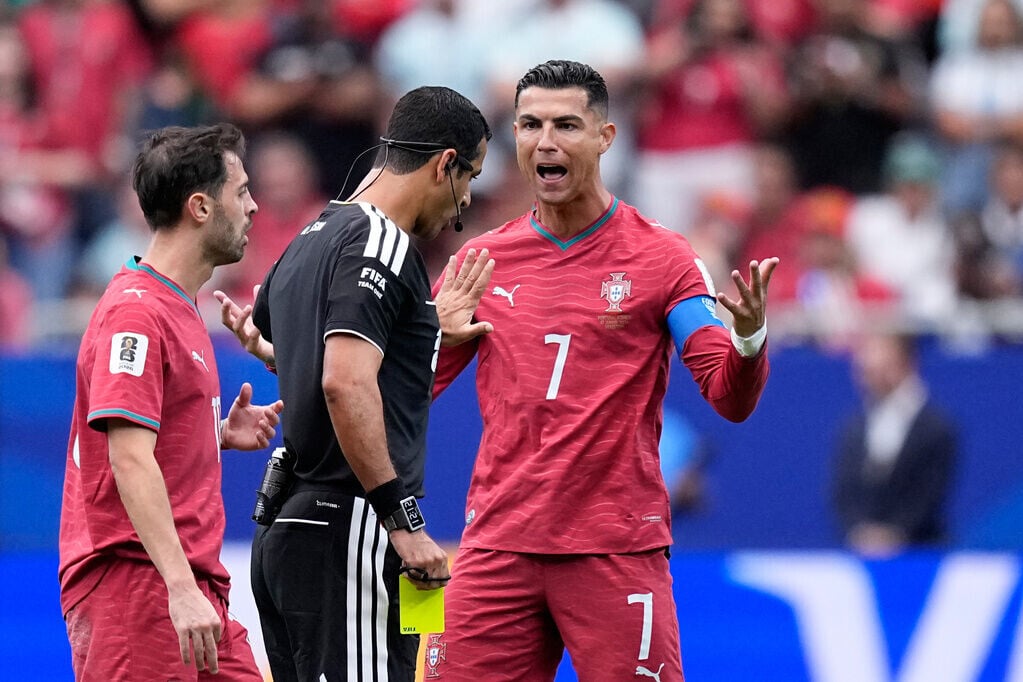 C朗拿度(Cristiano Ronaldo)在失球後與球證討論。(AP)