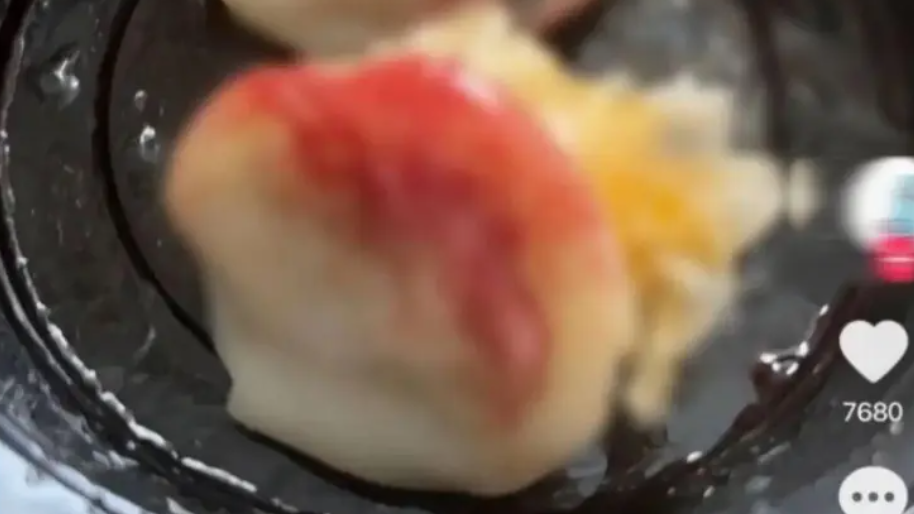 浙江杭州近日有網民發帖稱，其通過外賣平台訂購一家小吃店的早餐，食用過程中發現燒賣底部有大量血跡，隨後報警，更立即往醫院檢查身體及服用傳染病阻斷藥。當地市場監管部門證實，血跡來自該小吃店一名店員。(網上圖片)