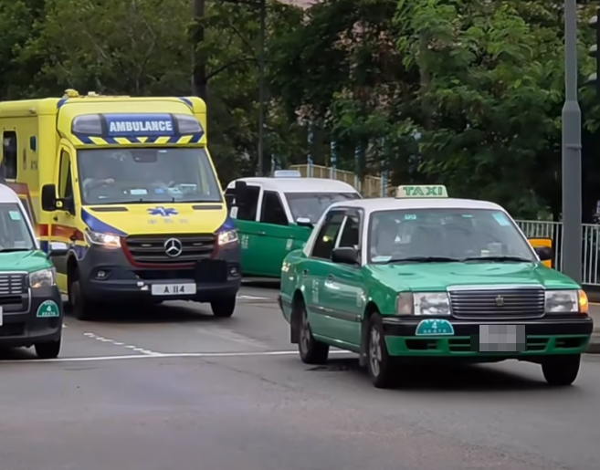 一輛救護車開啟閃燈鳴笛前往緊急救援現場,但在交通燈前被兩輛綠色的士阻擋,即使救護車持續鳴響警號,司機仍然堅持停在原位等候燈號,最終救護車只能無奈等待轉燈後才可繼續前行。(影片截圖)