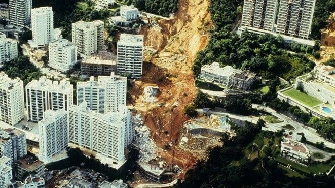 1972年6月18日晚上約9時，一場災難性的山泥傾瀉由位於半山寶珊道對上的山坡開始。塌下的泥石越過干德道，捲走一座空置的六層大廈，然後繼續下滑，並將一幢12層高的樓宇旭龢大廈徹底摧毀，旁邊一幢新建成而未入伙的樓宇景翠園頂部四層亦被削去。災難導致67人喪生。(土木工程拓展署)