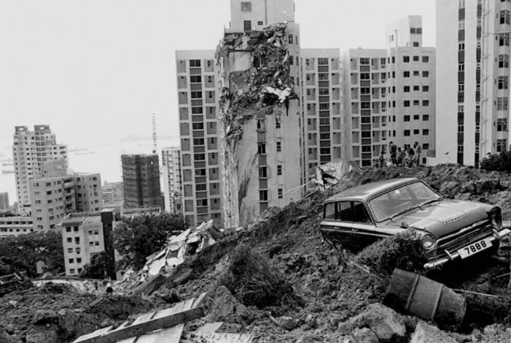 1972年6月18日晚上約9時,一場災難性的山泥傾瀉由位於半山寶珊道對上的山坡開始。塌下的泥石越過干德道,捲走一座空置的六層大廈,然後繼續下滑,並將一幢12層高的樓宇旭龢大廈徹底摧毀,旁邊一幢新建成而未入伙的樓宇景翠園頂部四層亦被削去。災難導致67人喪生。(土木工程拓展署)