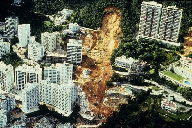 1972年6月18日晚上約9時,一場災難性的山泥傾瀉由位於半山寶珊道對上的山坡開始。塌下的泥石越過干德道,捲走一座空置的六層大廈,然後繼續下滑,並將一幢12層高的樓宇旭龢大廈徹底摧毀,旁邊一幢新建成而未入伙的樓宇景翠園頂部四層亦被削去。災難導致67人喪生。(土木工程拓展署)