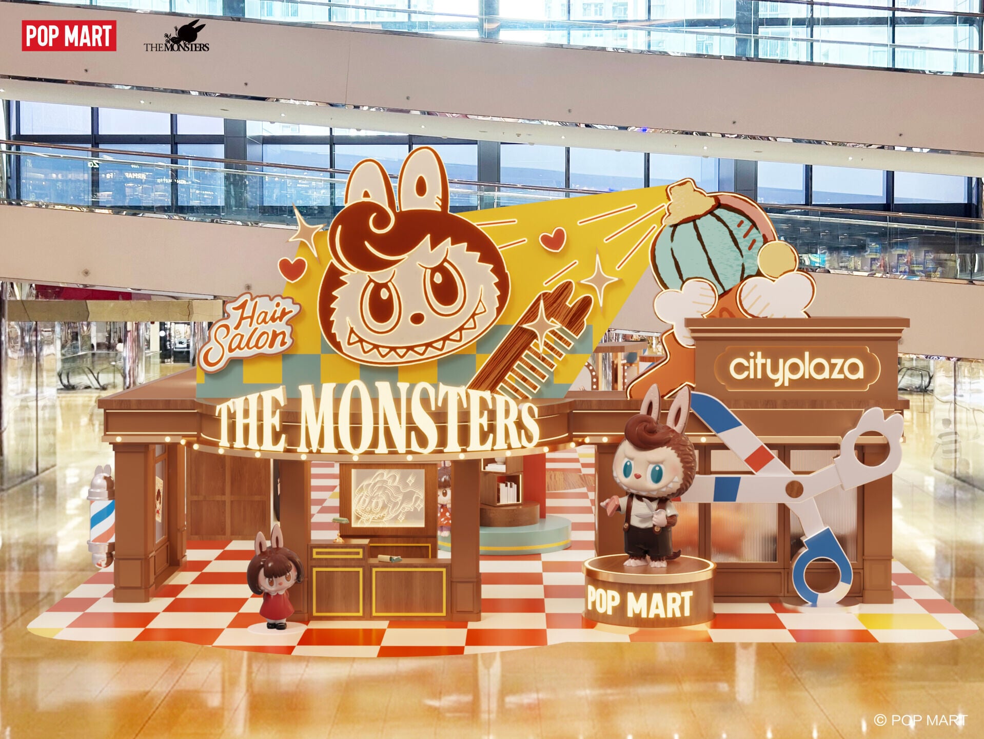 近8米高復古理髮店屋頂掛著搶眼的「THE MONSTERS」招牌,三色旋轉理髮燈徐徐轉動