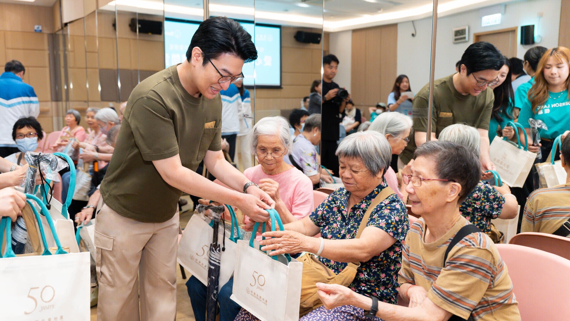 恒地主席李家誠率領義工隊探訪長者。