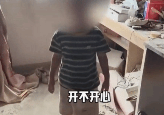 父親沒有發火,輕聲問男孩開心開心