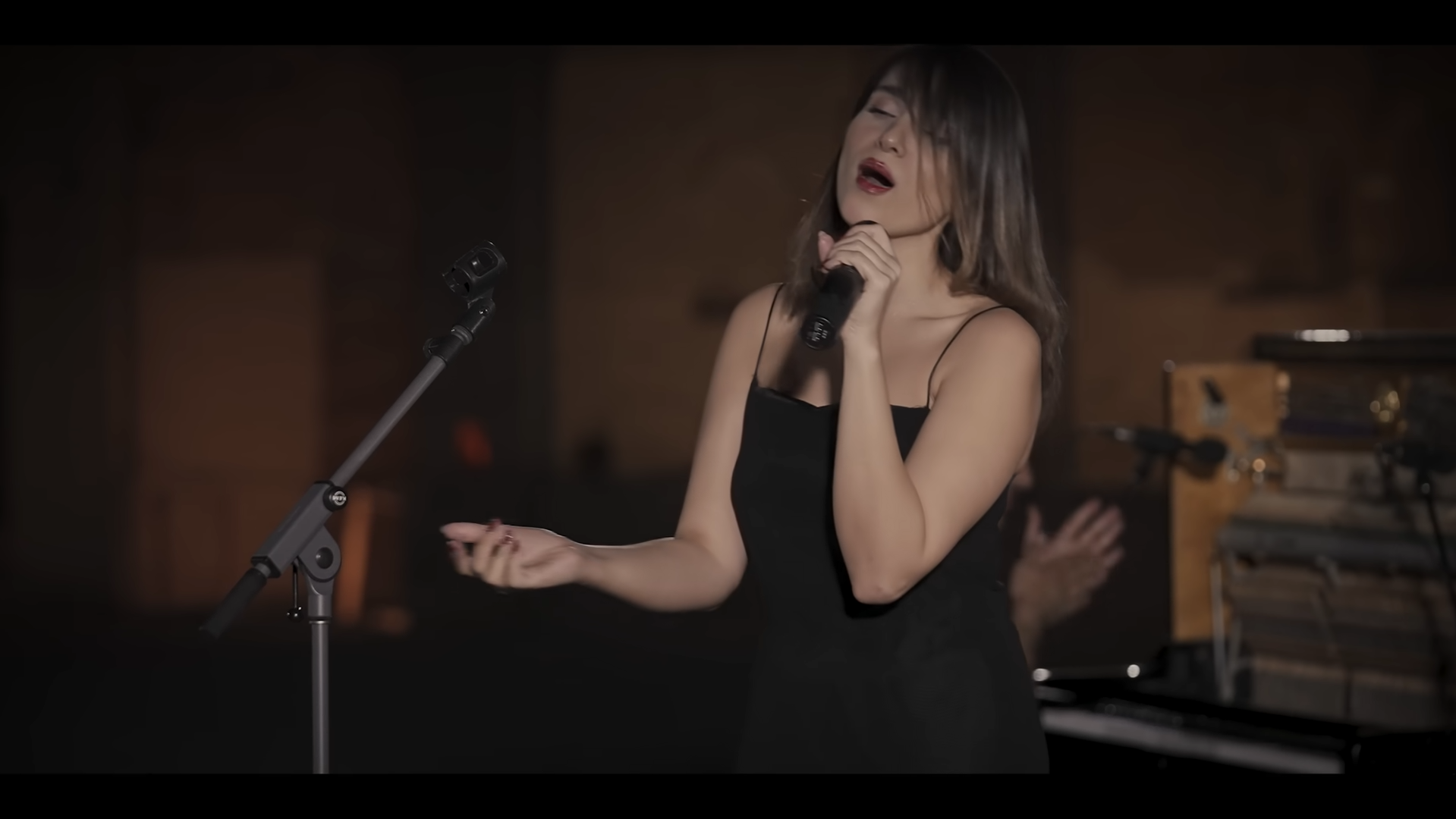 کنسرت کاروانسرا با صدای پرستو احمدی Karvansara Concert, Parastoo Ahmadi 11 46 screenshot