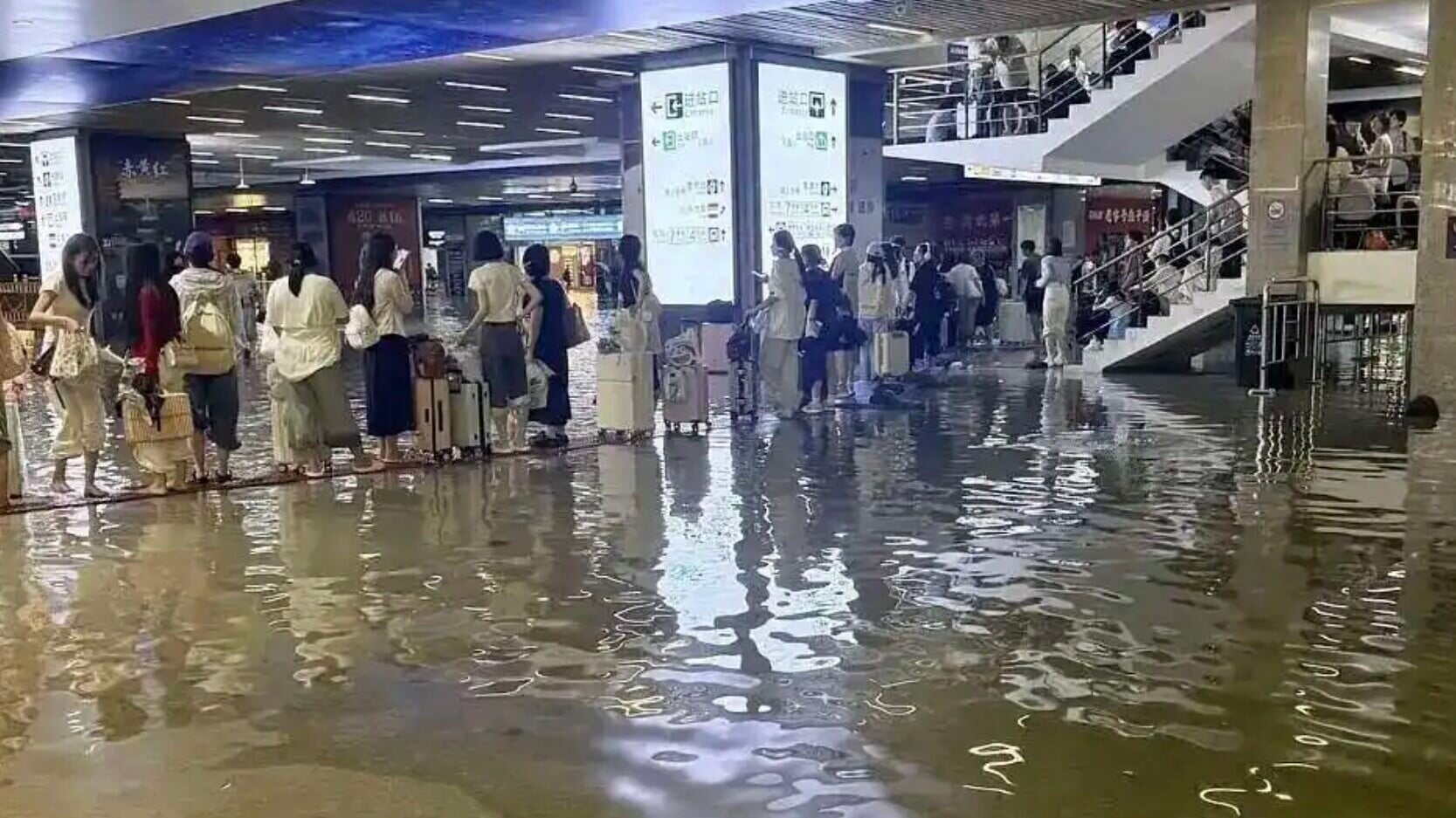 武昌車站水浸至腳踝 市民暴雨下狼狽拖行李