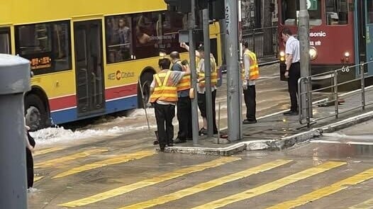 灣仔天樂里爆食水管，跑馬地圈電車服務一度暫停。(FB/馬路的事(即時交通資訊台))