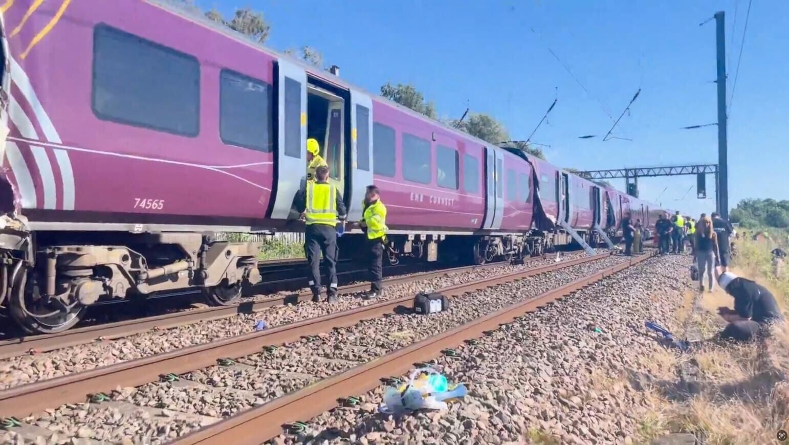 英國倫敦近郊兩列列車相撞。（圖／路透）