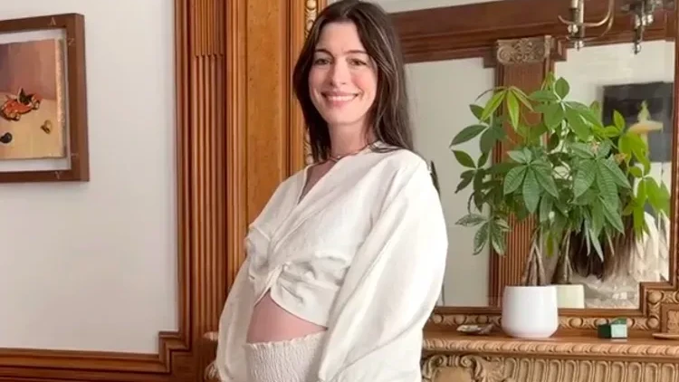 Anne hathaway pregnant 1 061926 c8a8b2f1009e41e9abf9e3a3a5a070a2