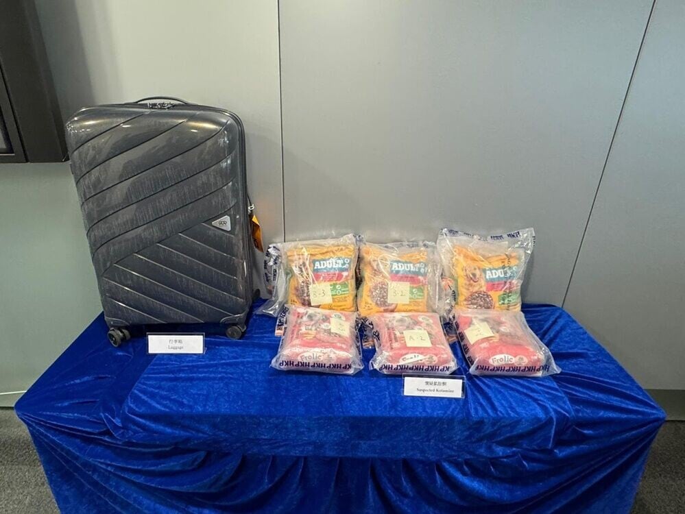 警方於該名男子的行李中發現6包共重25公斤懷疑氯胺酮。