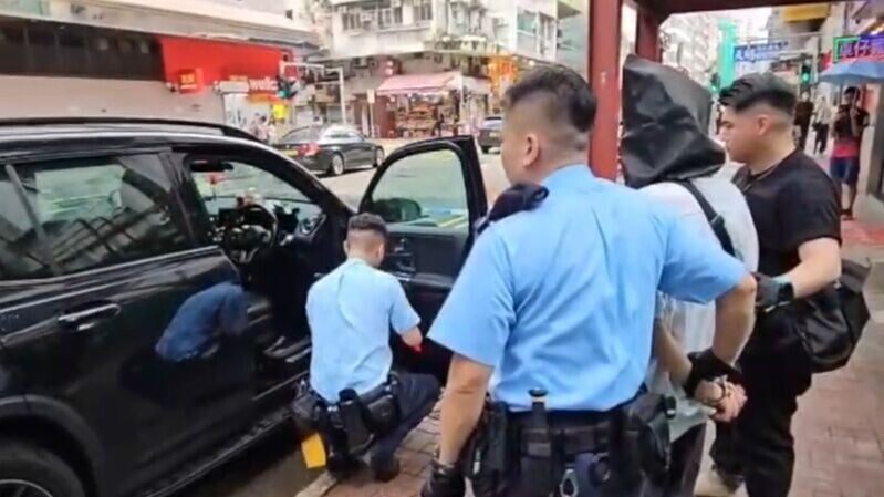 旺角截查可疑平治檢懷疑仿製槍，40歲男司機捕。(網上截圖)